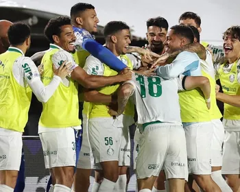 Imagem ilustrativa da imagem Palmeiras aproveita dois expulsos, goleia Vitória e abre 8 pontos para Fla