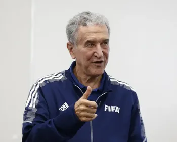 Imagem ilustrativa da imagem Parreira volta a respirar com ajuda de aparelhos e passará por cirurgia