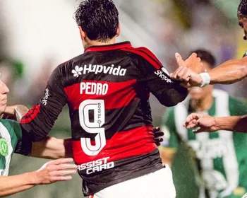 Imagem ilustrativa da imagem Pedro dá show, Flamengo goleia Chapecoense e não deixa Palmeiras disparar