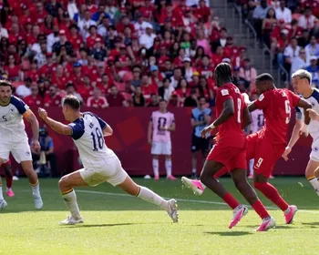 Imagem ilustrativa da imagem Reserva salva, Canadá busca empate com a Bósnia e Herzegovina e pontua pela 1ª vez