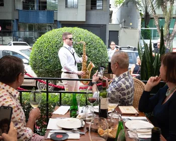 Imagem ilustrativa da imagem Restaurante celebra cultura da França com música, dança e almoço em Vitória