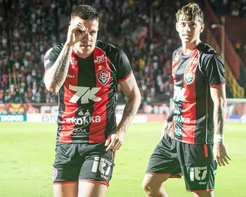 Imagem ilustrativa da imagem Vitória aproveita falha do Vasco, vence e estraga estreia de português