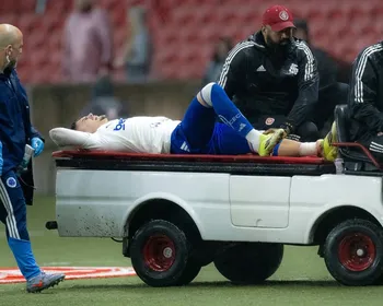 Imagem ilustrativa da imagem Zagueiro do Inter se manifesta após causar fratura em Gabriel Pec, do Cruzeiro