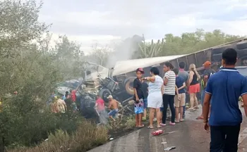 Imagem ilustrativa da imagem Acidente entre caminhão e van deixa 16 mortos em rodovia na BA