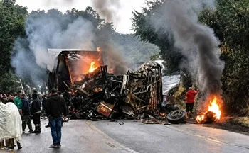 Imagem ilustrativa da imagem Acidente entre ônibus e carreta mata oito pessoas carbonizadas em MG