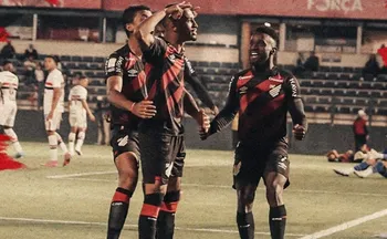 Imagem ilustrativa da imagem Athletico vira em 5 minutos sobre São Paulo e deixa rival pressionado