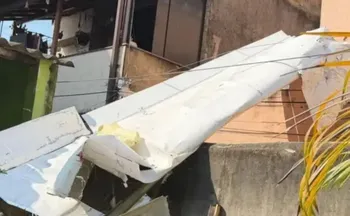 Imagem ilustrativa da imagem Avião de pequeno porte cai sobre casa no RJ e piloto morre