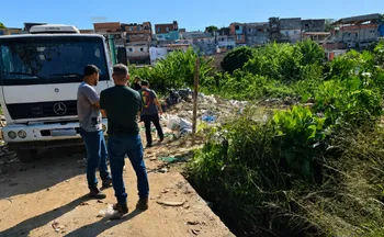 Imagem ilustrativa da imagem Caminhão é apreendido após crime ambiental e multa chega a R$ 52 mil na Serra