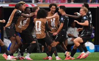 Imagem ilustrativa da imagem Canadá faz nos acréscimos, vence África do Sul e vai às oitavas da Copa pela 1ª vez