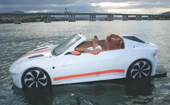 Imagem ilustrativa da imagem Carro que navega chama atenção em Vitória