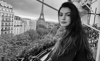 Imagem ilustrativa da imagem Catarata precoce deixou Anne Hathaway 'praticamente cega' por dez anos