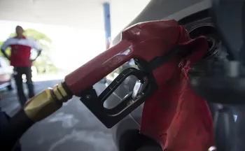 Imagem ilustrativa da imagem Com nova alta mundial do petróleo, governo mantém desconto na gasolina