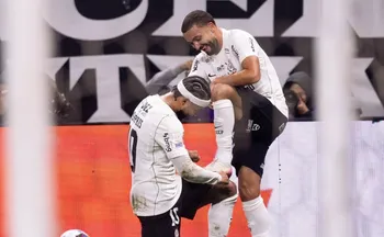 Imagem ilustrativa da imagem Corinthians vence Atlético-MG com golaço de Zakaria na volta de Memphis