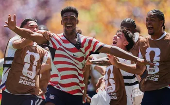 Imagem ilustrativa da imagem Estados Unidos vencem Austrália em jogo marcado por polêmicas e garantem classifica