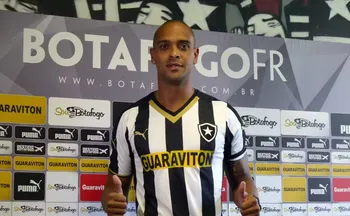 Imagem ilustrativa da imagem Ex-atacante do Botafogo morre após queda de muro em ventania no Rio