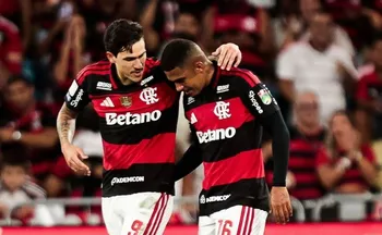 Imagem ilustrativa da imagem Flamengo supera desfalques, vence Coritiba e seca Palmeiras antes da Copa