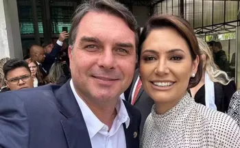 Imagem ilustrativa da imagem Flávio Bolsonaro nega humilhação e diz não ser correspondido por Michelle