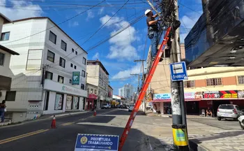 Imagem ilustrativa da imagem Guarapari já retira excesso de fios em postes da cidade