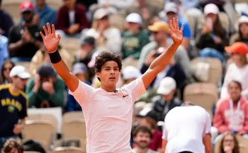 Imagem ilustrativa da imagem Guto atropela e conquista título inédito para o Brasil em Roland Garros