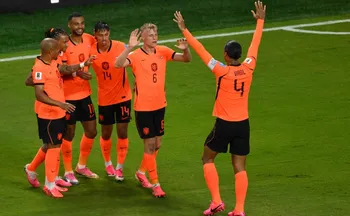 Imagem ilustrativa da imagem Holanda supera Tunísia, foge do Brasil e pega Marrocos no mata-mata