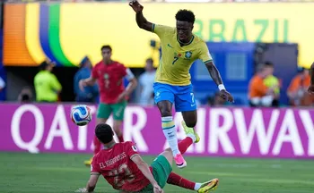 Imagem ilustrativa da imagem Jogada de Vinicius Junior evita derrota do Brasil para Marrocos em estreia na Copa