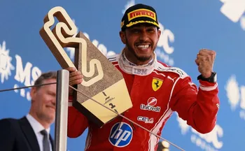 Imagem ilustrativa da imagem Lewis Hamilton faz tática agressiva e vence pela primeira vez com a Ferrari