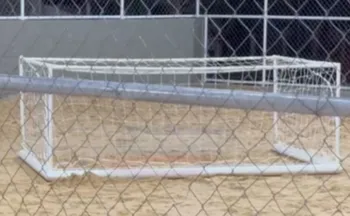 Imagem ilustrativa da imagem Menino de 10 anos morre após ser atingido por trave de futebol em SC