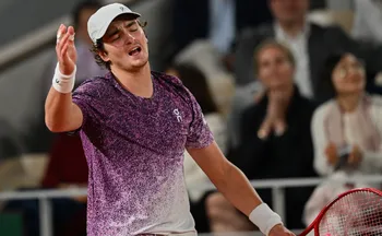 Imagem ilustrativa da imagem Mensik elimina Fonseca nas quartas de Roland Garros após batalha no terceiro set