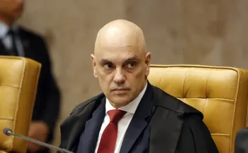 Imagem ilustrativa da imagem Moraes suspende visitas de Flávio a Bolsonaro na prisão domiciliar