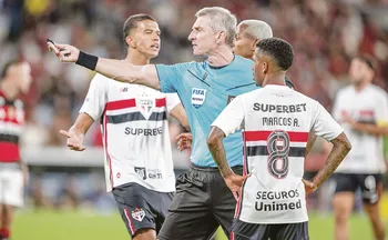 Imagem ilustrativa da imagem Nem o impedimento semiautomático acaba com as reclamações no futebol brasileiro
