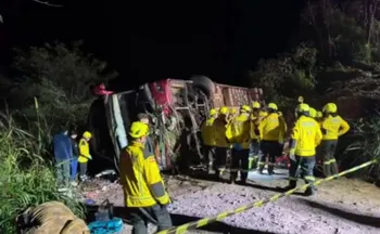 Imagem ilustrativa da imagem Ônibus com bailarinas do Paraguai cai em ribanceira em SC e deixa 3 mortos