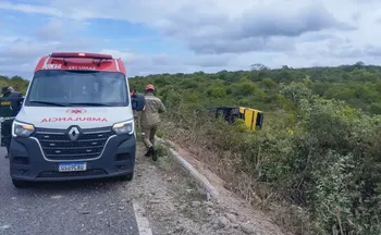 Imagem ilustrativa da imagem Ônibus com romeiros tomba no Ceará e provoca morte de duas pessoas
