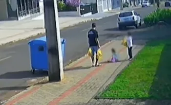 Imagem ilustrativa da imagem Pai preso após chutar filha de 3 anos diz à polícia que 'perdeu a cabeça'