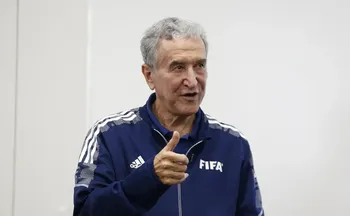 Imagem ilustrativa da imagem Parreira volta a respirar com ajuda de aparelhos e passará por cirurgia