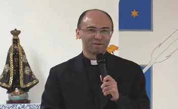 Imagem ilustrativa da imagem Quem é o padre brasileiro que desafia Vaticano e se rebelou após excomunhão