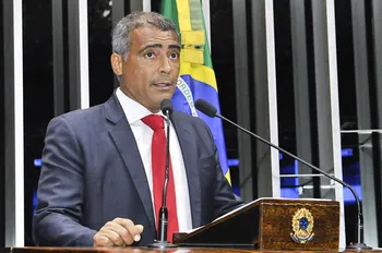 Imagem ilustrativa da imagem Romário diz que devolverá salário ao Senado e que não pediu licença para votar 6x1