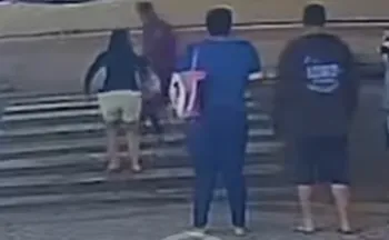 Imagem ilustrativa da imagem VÍDEO | Idoso e neta são atropelados por moto em Guarapari