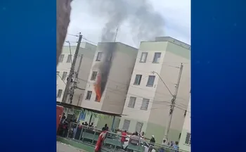 Imagem ilustrativa da imagem VÍDEO I Incêndio atinge apartamento em residencial na Serra