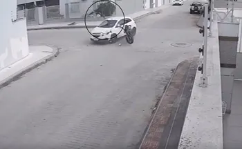 Imagem ilustrativa da imagem VÍDEO: Motociclista é arremessado no ar após colidir com carro em cruzamento no ES