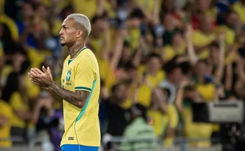 Imagem ilustrativa da imagem Wesley sai de campo chorando e amplia crise na lateral do Brasil
