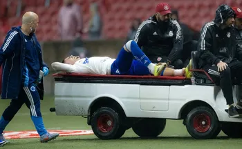 Imagem ilustrativa da imagem Zagueiro do Inter se manifesta após causar fratura em Gabriel Pec, do Cruzeiro