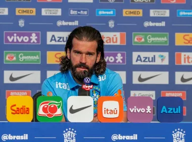 Imagem ilustrativa da imagem Alisson diz que críticas não o abalam: 'Ninguém vai me cobrar mais do que eu"