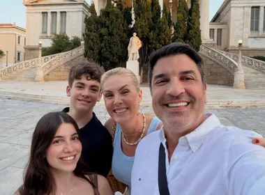 Imagem ilustrativa da imagem Ana Hickmann abre álbum de férias na Grécia com Edu Guedes e os filhos