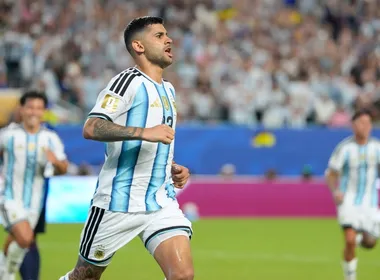 Imagem ilustrativa da imagem Argentina escapa de zebra histórica, bate Cabo Verde na prorrogação e avança