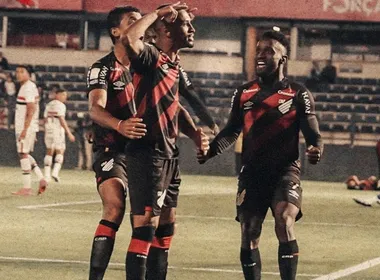 Imagem ilustrativa da imagem Athletico vira em 5 minutos sobre São Paulo e deixa rival pressionado