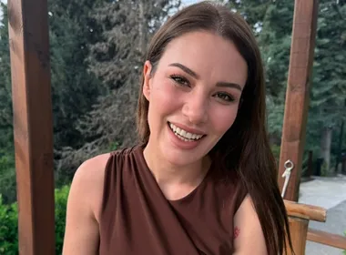 Imagem ilustrativa da imagem Atriz turca Ece Irtem morreu por intoxicação por álcool etílico, aponta laudo