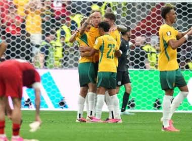 Imagem ilustrativa da imagem Austrália cria menos, mas é mais eficaz e derrota a Turquia na estreia na Copa