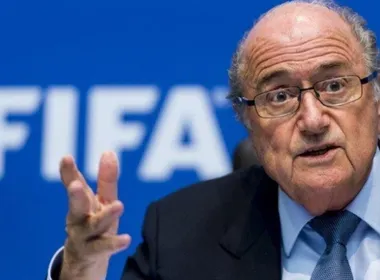 Imagem ilustrativa da imagem Blatter detona Fifa por cancelar suspensão de Balogun: 'Para onde vais?'