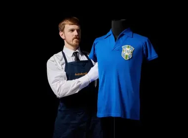Imagem ilustrativa da imagem Camisa usada por Pelé na final da Copa de 58 é vendida por R$ 25 milhões em leilão