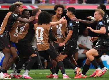 Imagem ilustrativa da imagem Canadá faz nos acréscimos, vence África do Sul e vai às oitavas da Copa pela 1ª vez